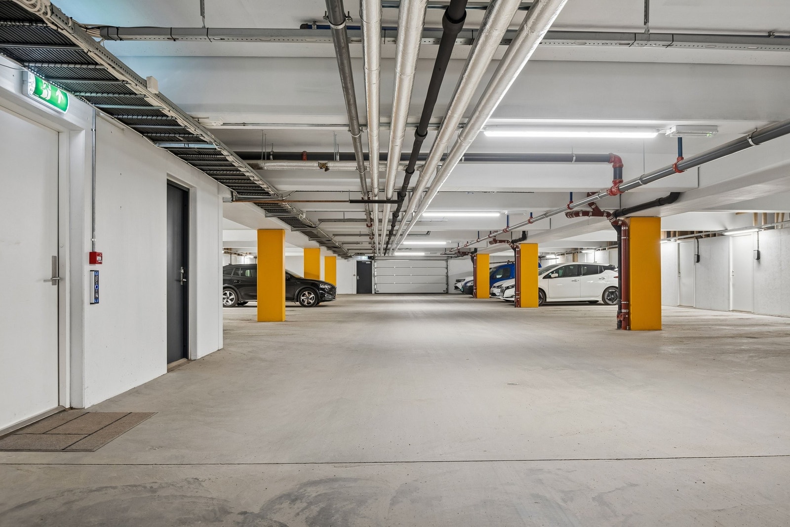 Det medfølger garasjeplass i underliggende garasjeanlegg med heis adkomst. Galleribilde
