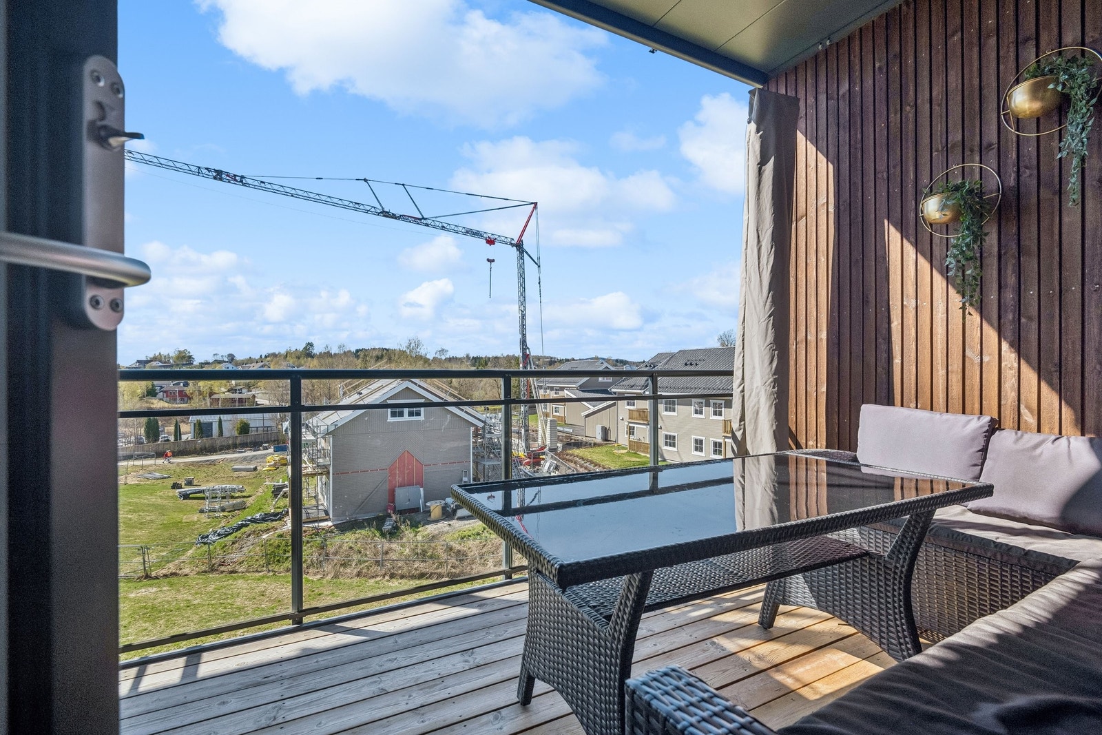 fra stuen er det utgang til en flot balkong på 9,5m².med gode solforhold og fint utsikt.god plass til utemøblement og grill. Galleribilde