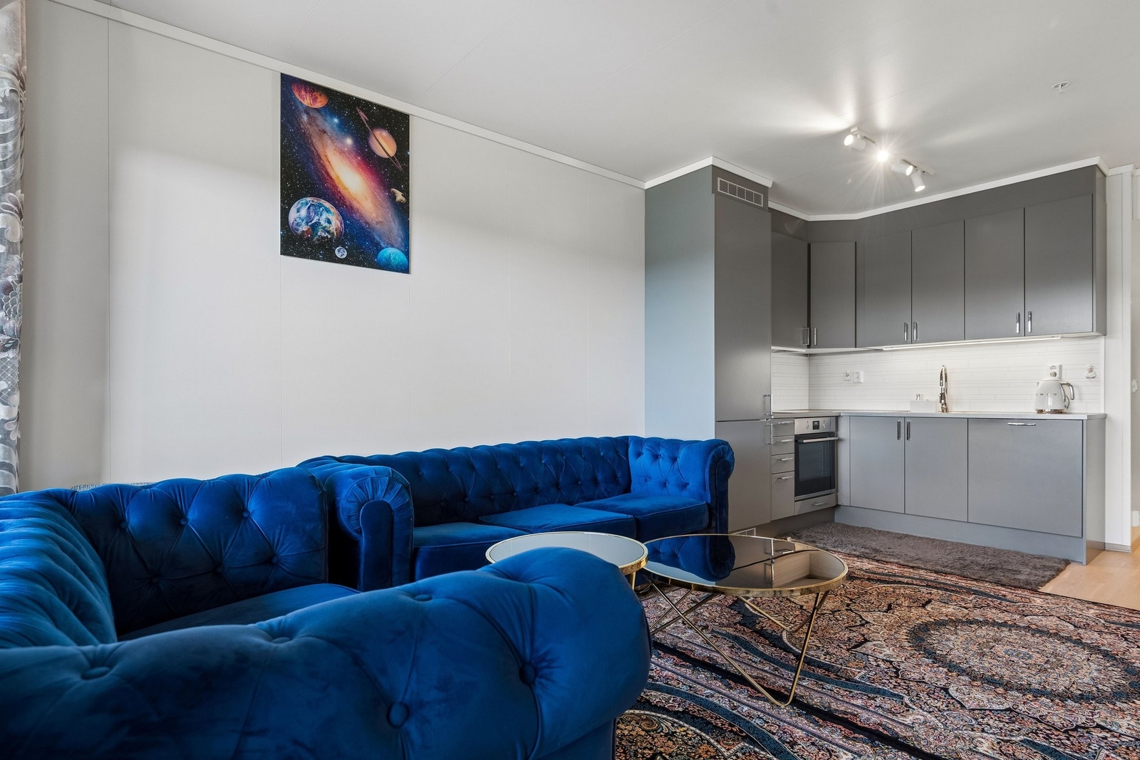Fine, naturlige soner med plass til både sofagruppe og spisebord. Stue/kjøkken 20,5m². Galleribilde
