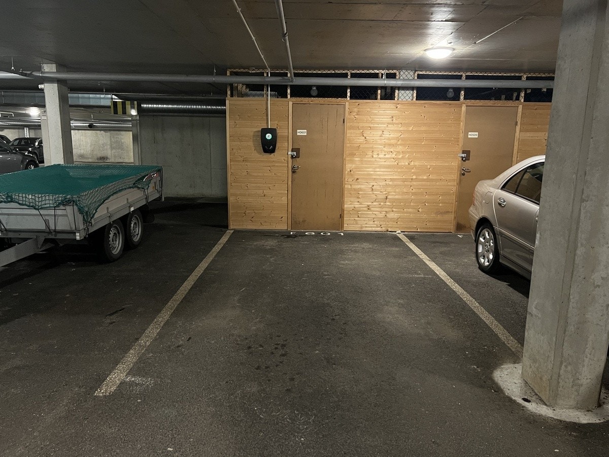 Parkeringsplass i eget annlegg m/lader + sportsbod Galleribilde