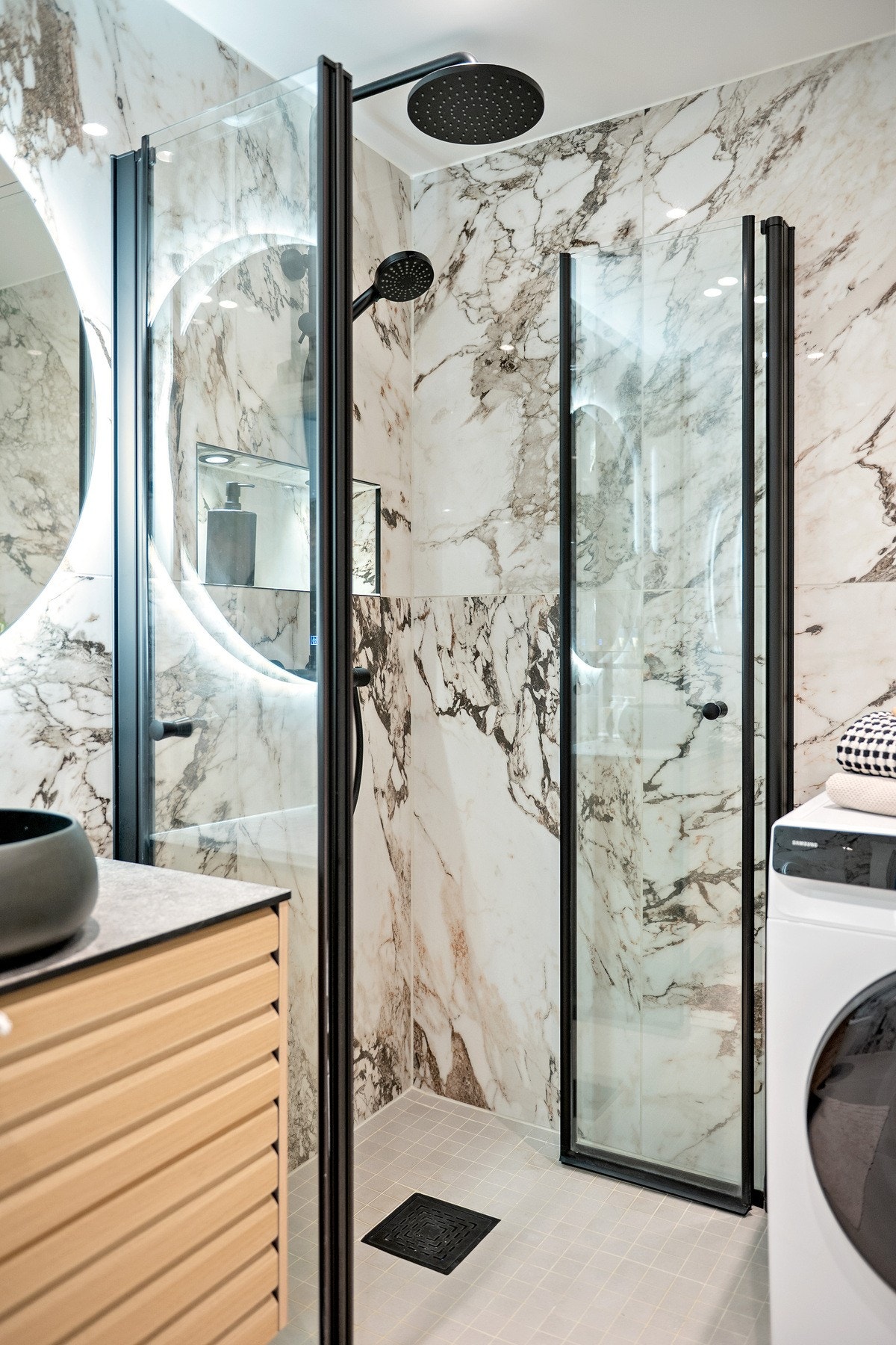 Blant kvalitetene på badet har du dusjnisje med lys og opplegg for vaskemaskin Galleribilde