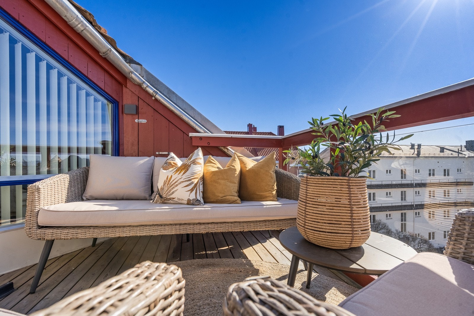 Utgang til en solrik uteplass med flott utsikt! Galleribilde