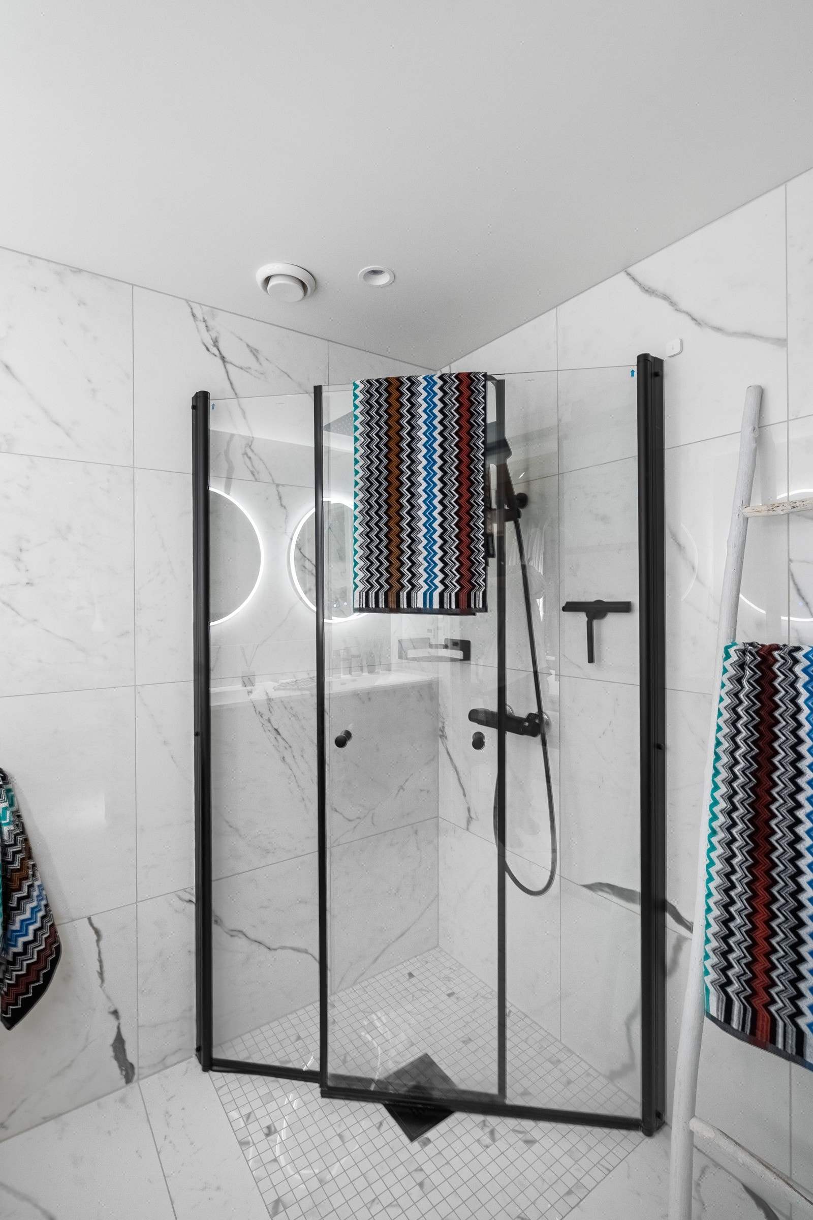 Badet på hovedplan har dusjhjørne med dører. Galleribilde
