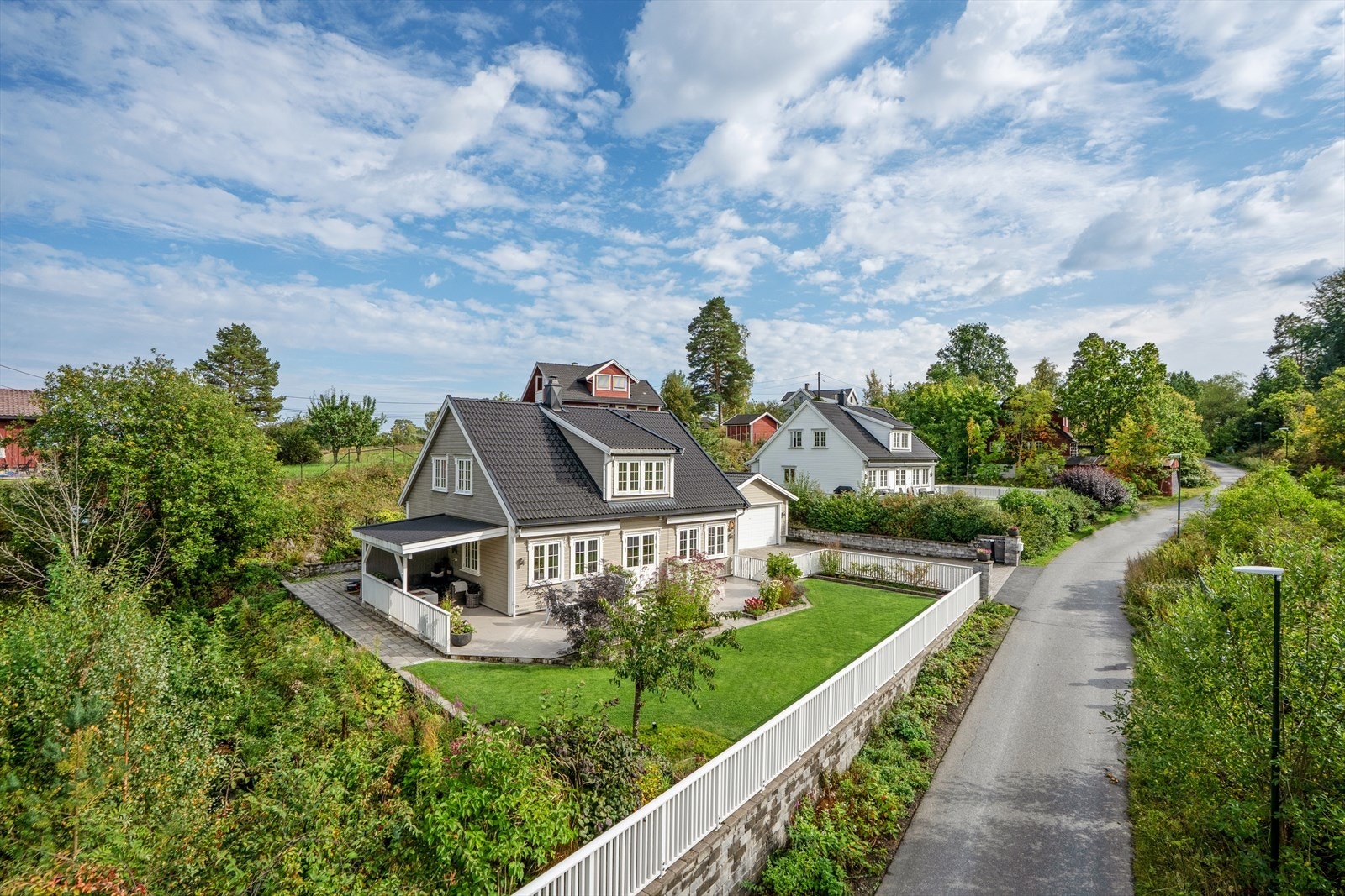 Velholdt enebolig med fantastiske opparbeidede uteområder. Galleribilde