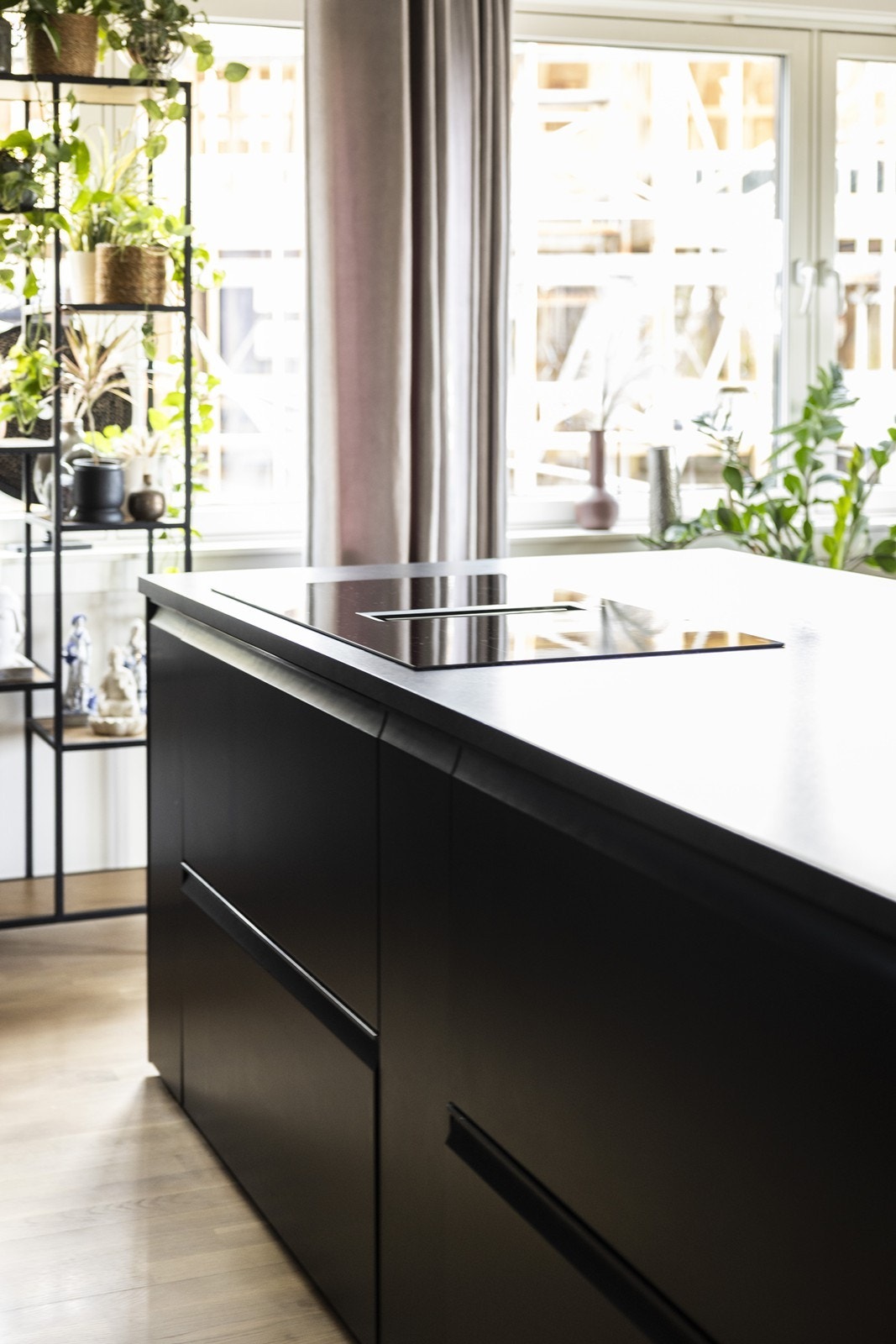 Praktiske løsninger, med store 80 cm brede skuffer, og spesialtskuffer rundt stekesonen for enkel tilgang av krydder og sauser Galleribilde