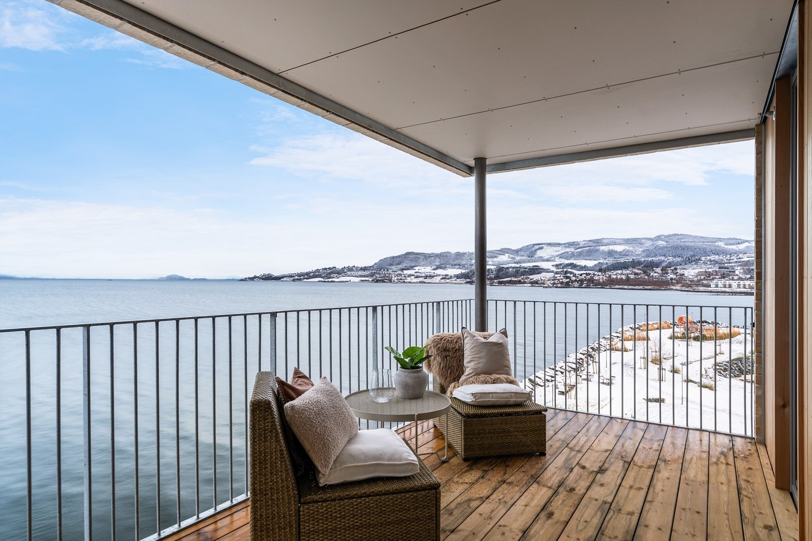 Flere flotte balkonger med denne leiligheten. Galleribilde