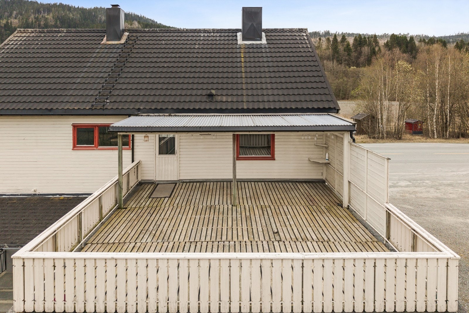 Stor veranda ur fra leilighet i 2. etasje. Galleribilde