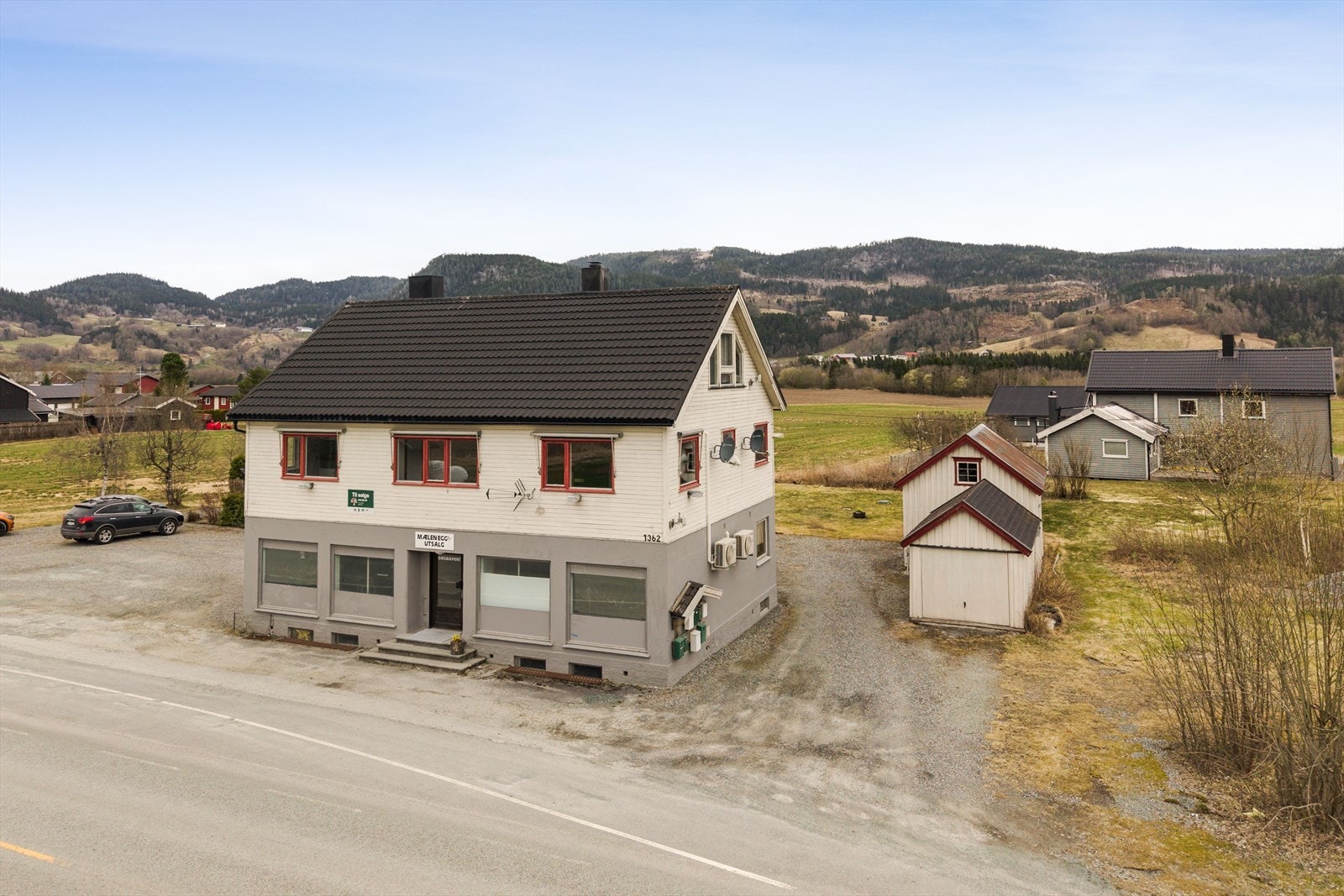 Fasade mot øst. Garasje og uthus på eiendommen. Galleribilde