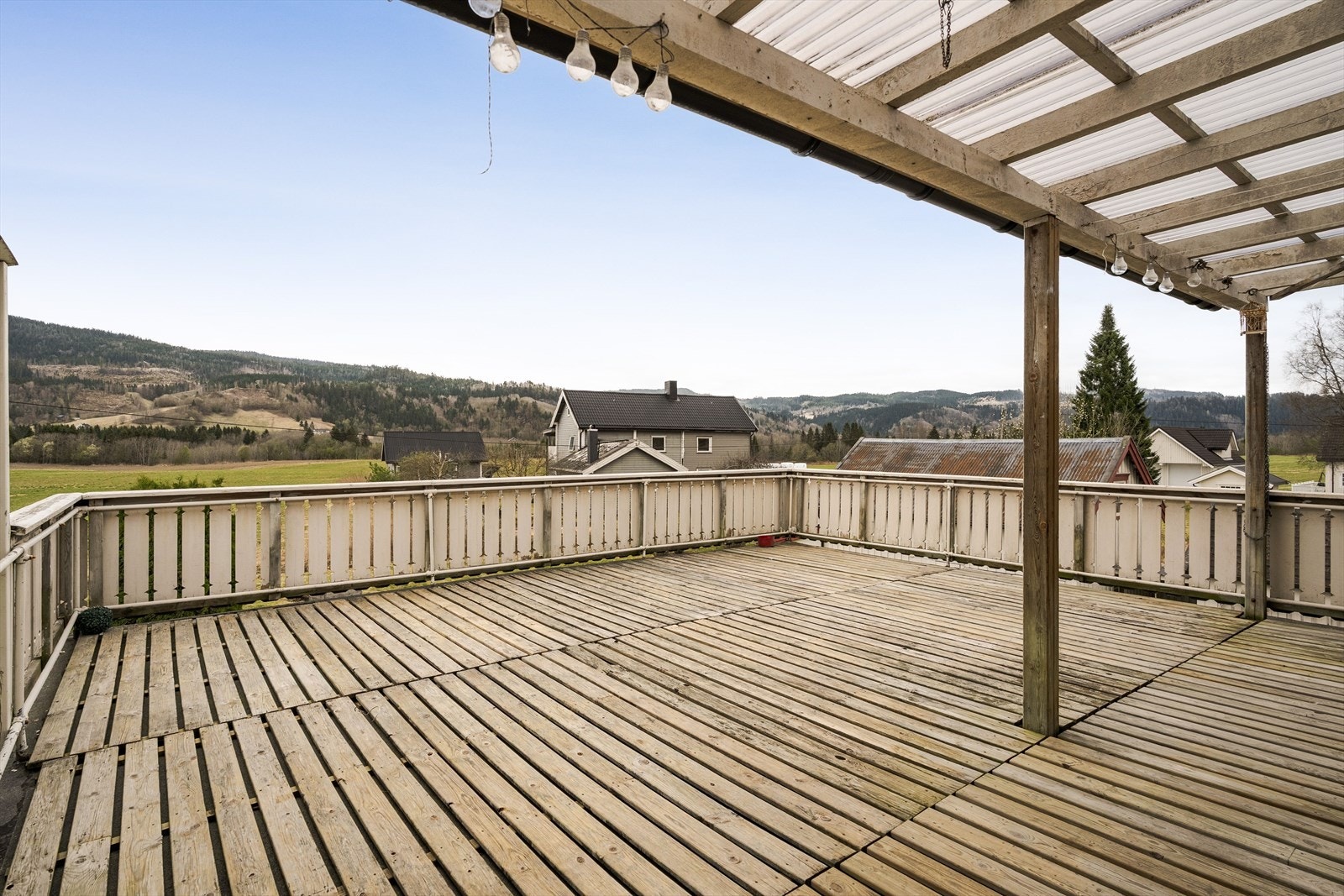 Veranda med delvis takoverbygg. Galleribilde