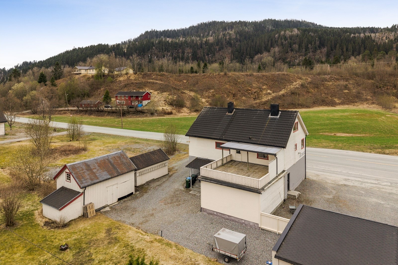 Gårdsplass, uthus, bod og garasje. Galleribilde