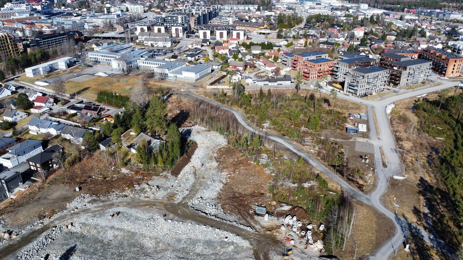 Her har du nå en sjelden mulighet til å sikre deg en av tre unike eneboligtomter i et moderne, familievennlig og fremtidsrettet nabolag. Galleribilde
