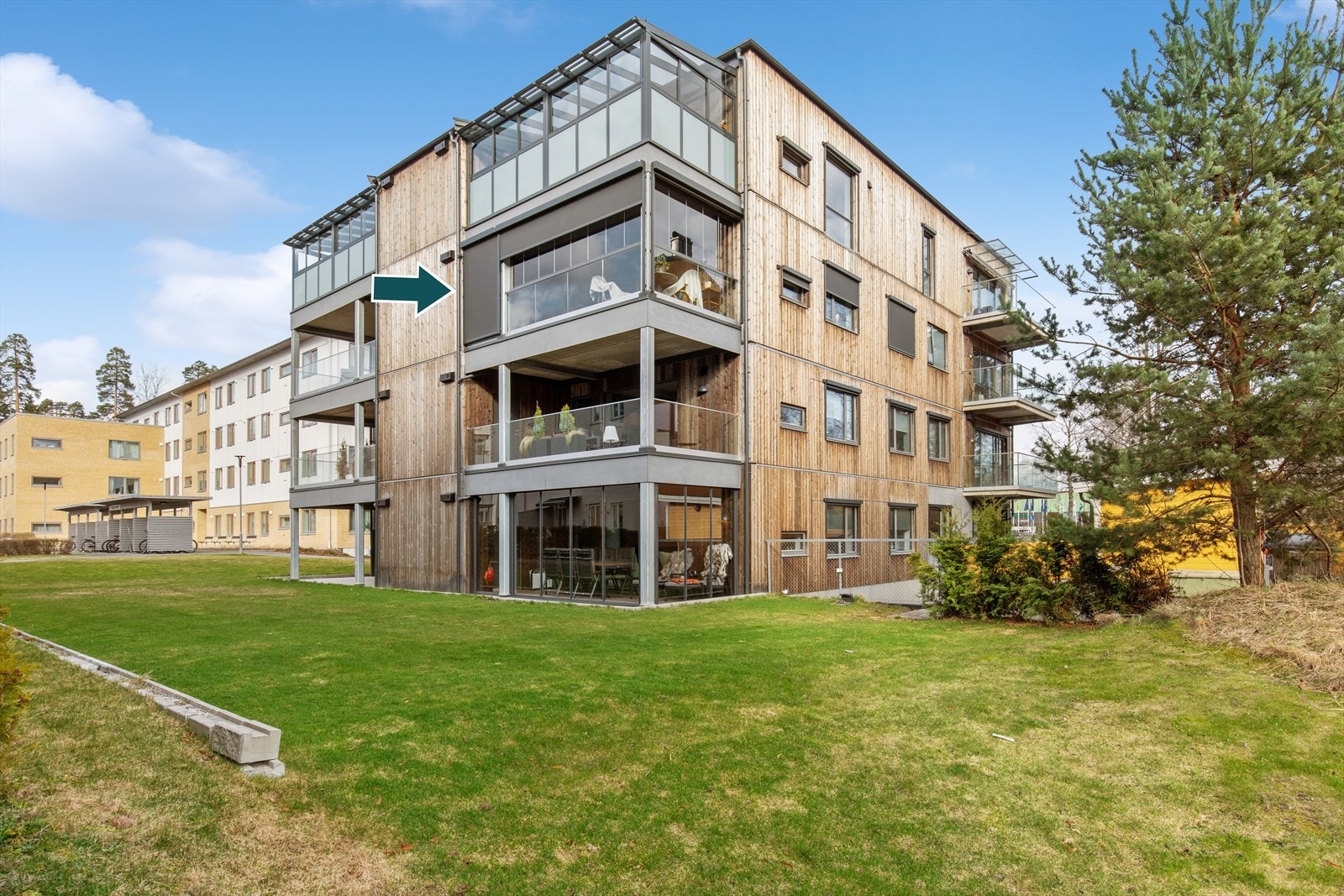 Verandaen er innglasset og har utvendig elektrisk solskjerming, i likhet med alle vinduene. Galleribilde