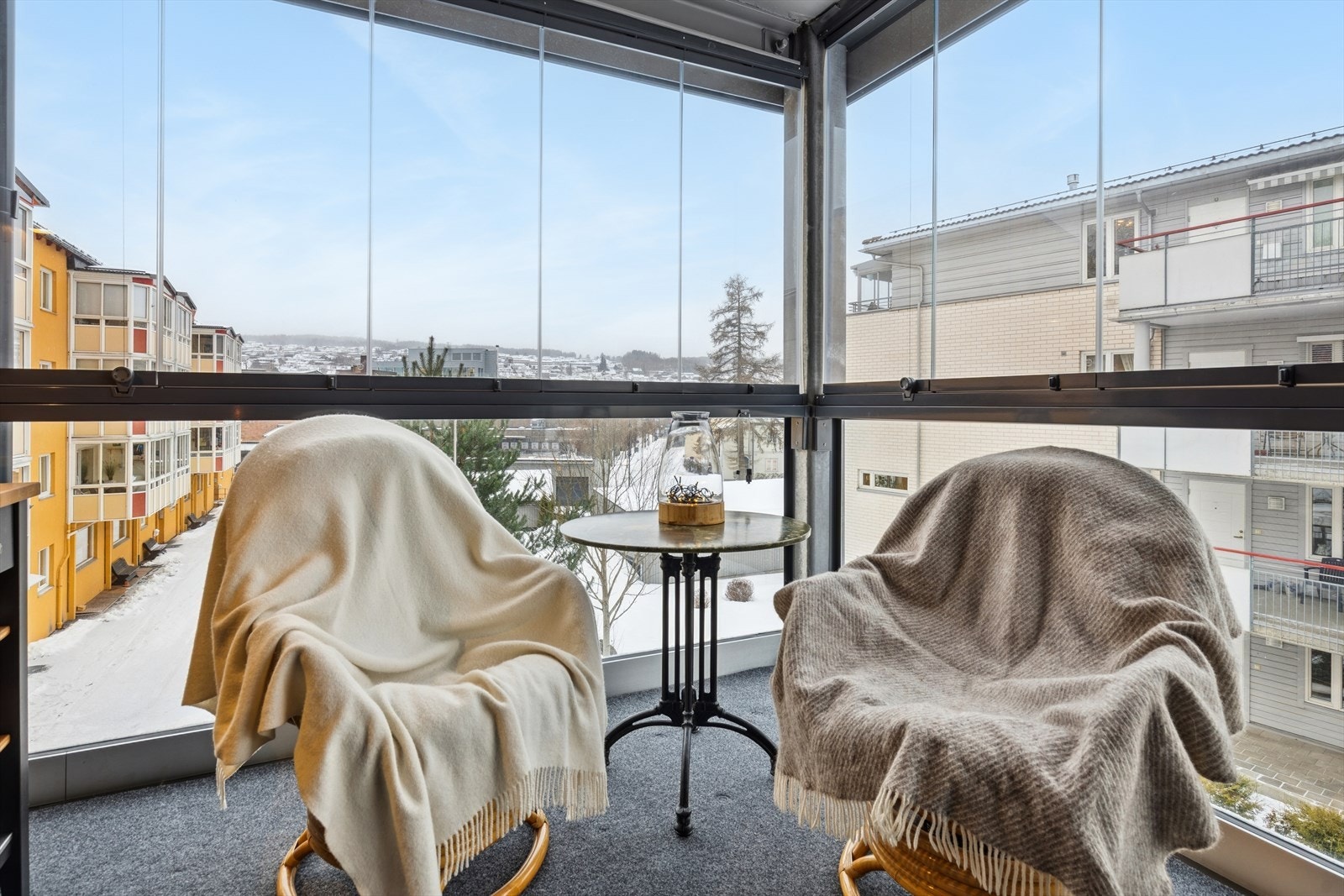 Verandaen fungerer som en ekstra stue fra vår til høst. Galleribilde