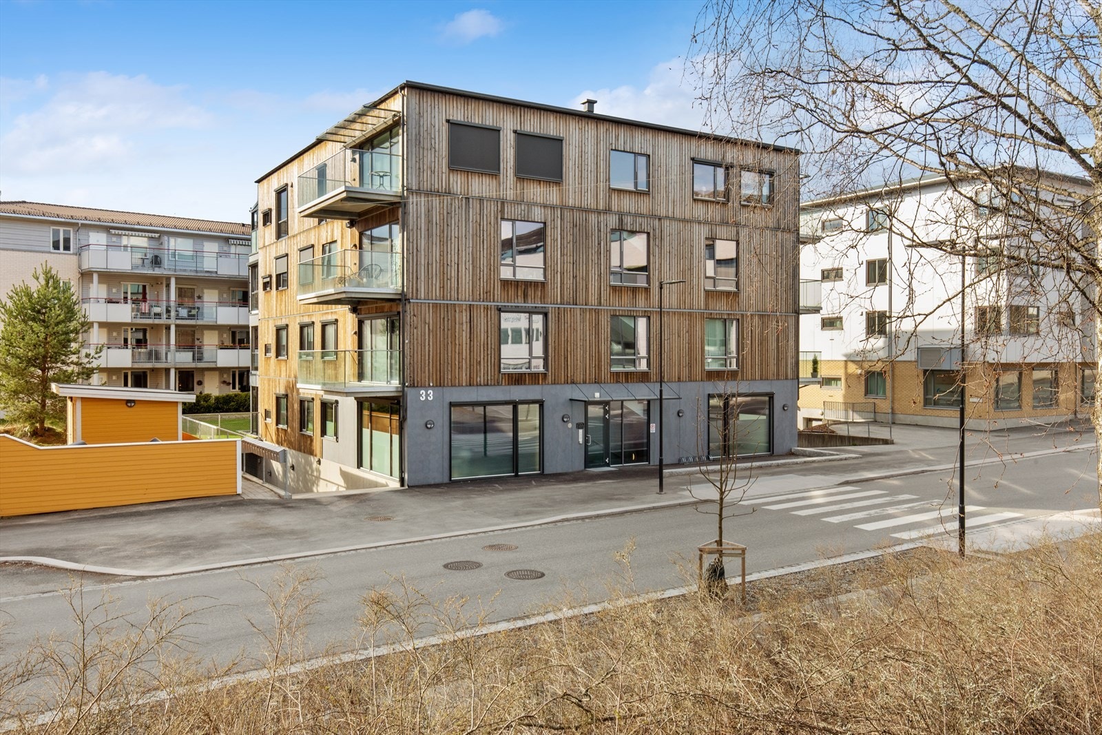 Eiendommen ligger i 3. etasje i en sentral beliggende boligblokk fra 2022. Galleribilde