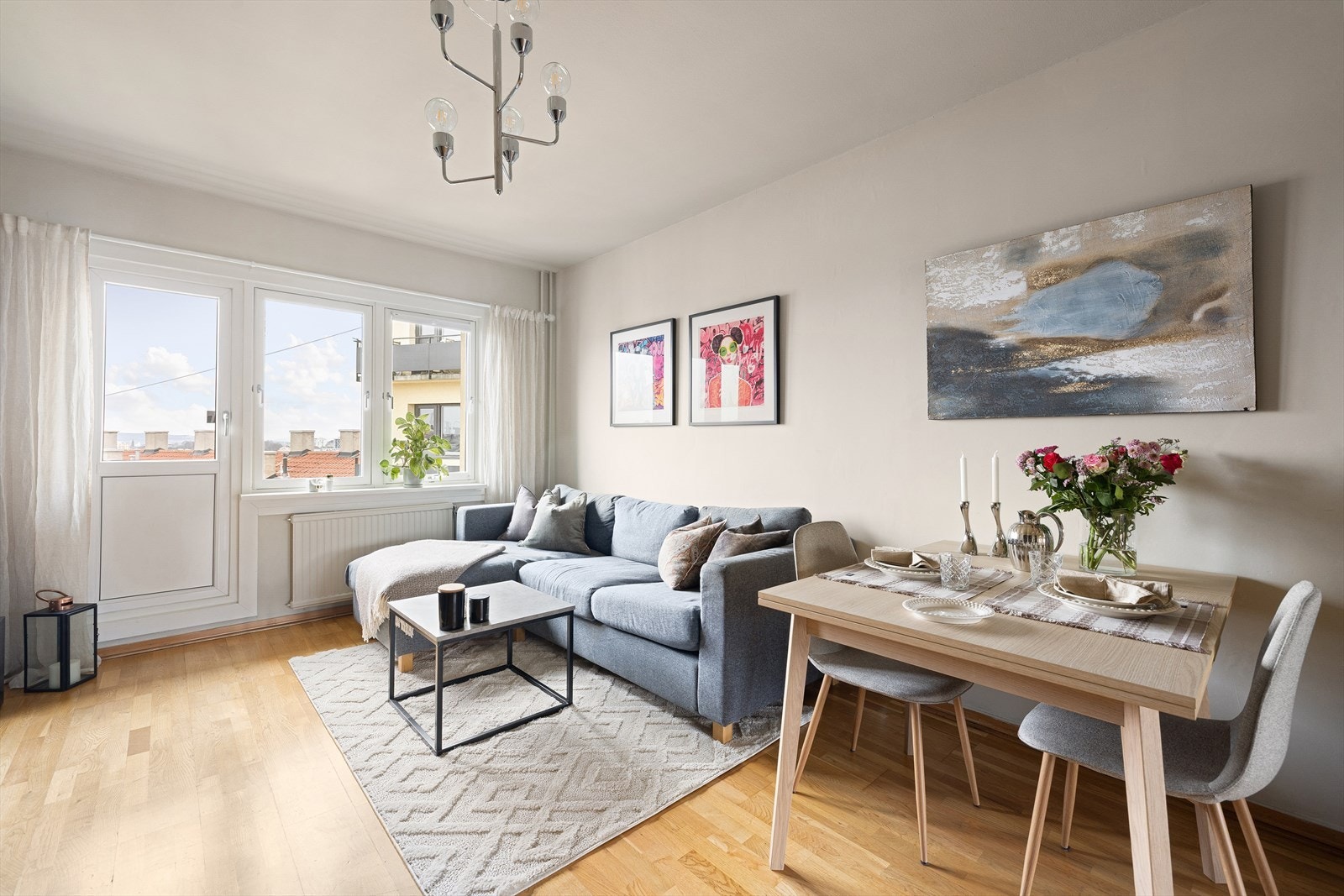 En lys og hyggelig leilighet beliggende høyt og fritt i byggets 6. etasje med heisadkomst. Galleribilde