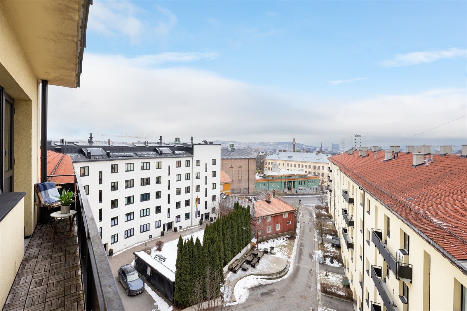 Fra stuen er det utgang til felles brannbalkong med herlig utsikt. Galleribilde