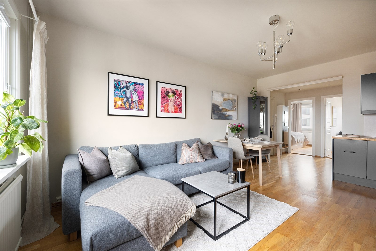 Stuen er møbleringsvennlig, og har god plass til både sofaseksjon og spisebord i tilknytning til kjøkkenet. Galleribilde