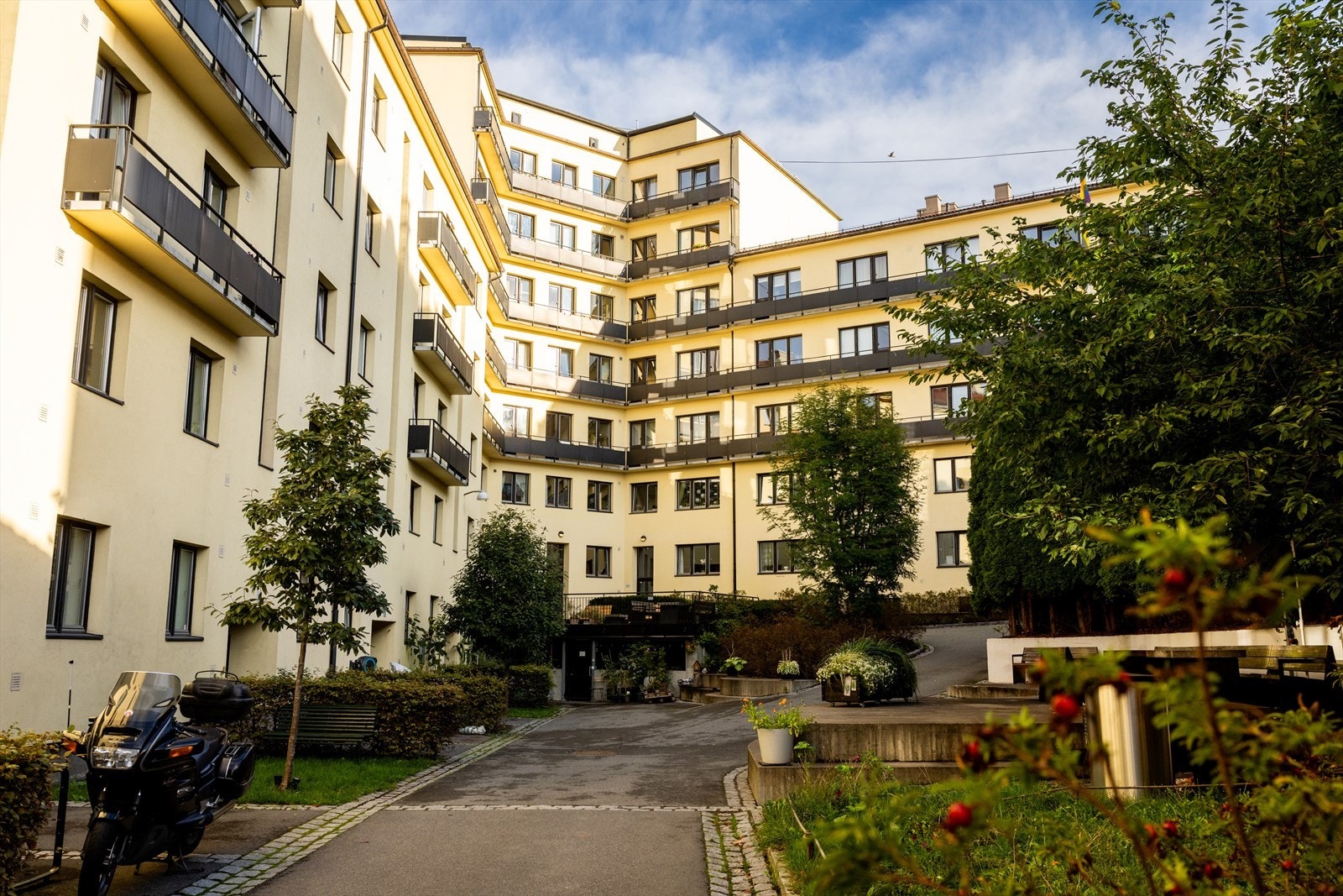 Borettslaget har en hyggelig og pent opparbeidet bakgård til glede for beboerne. Her finnes blant annet sittegrupper, frodig beplantning og sykkelparkering. Galleribilde