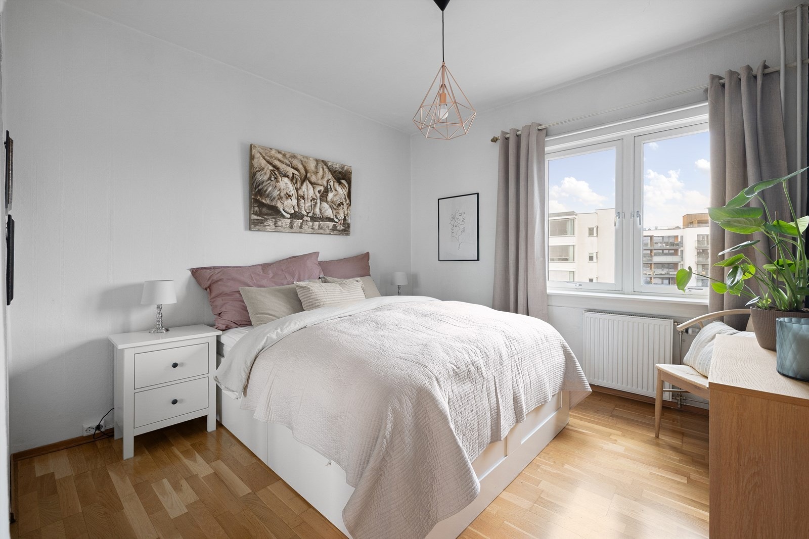 Hovedsoverommet er av god størrelse, og har plass til dobbeltseng og øvrig innredning etter ønske. Galleribilde