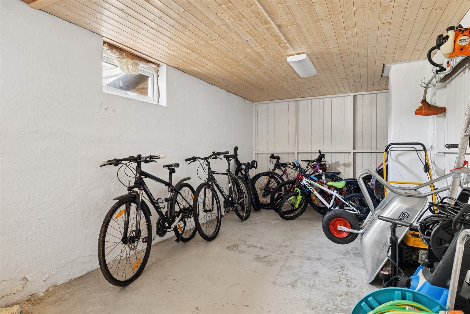 Det er fellesarealer i blokken til å sette fra seg sykler. Galleribilde