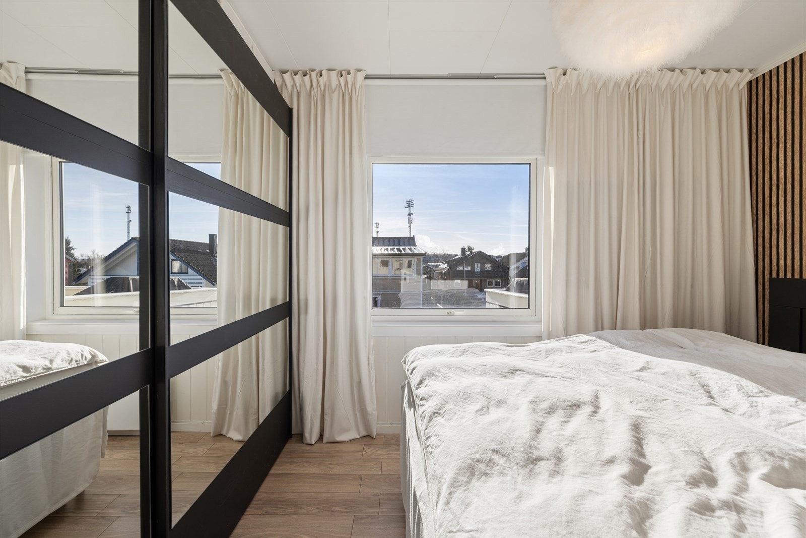 Her er det også god god plass til en stor skvyedørsgarderobe for oppbevaring. Galleribilde