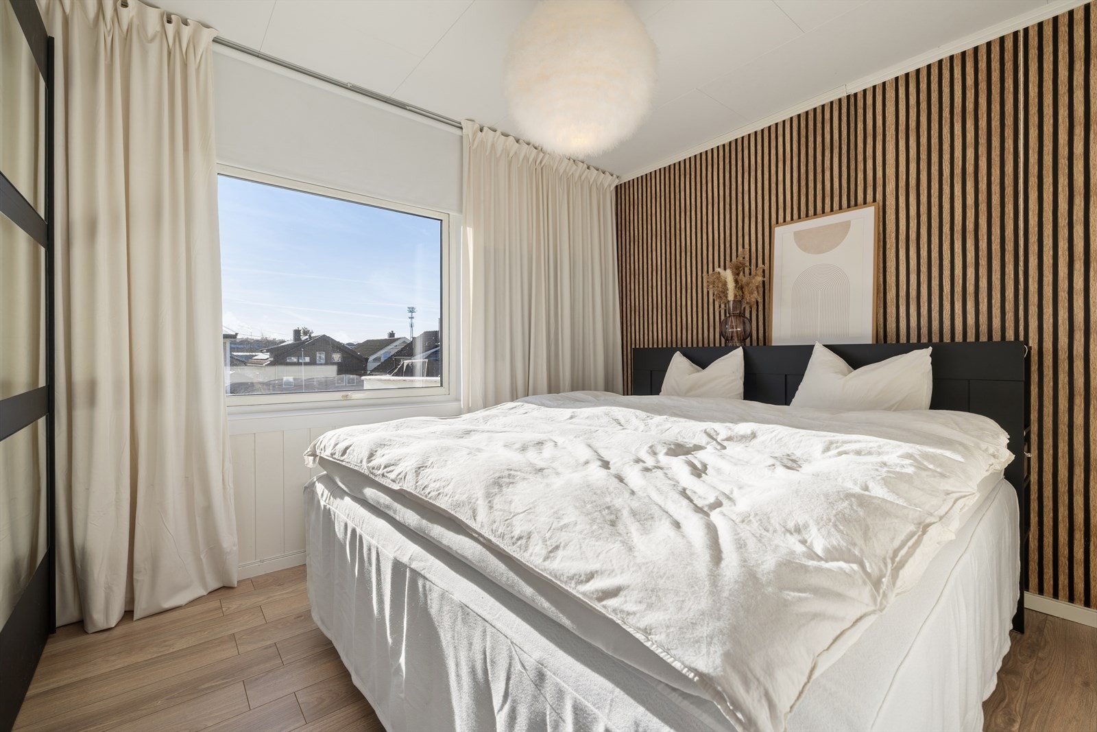 Boligen har to soverom. Hovedsoverommet har god plass til stor seng. Galleribilde