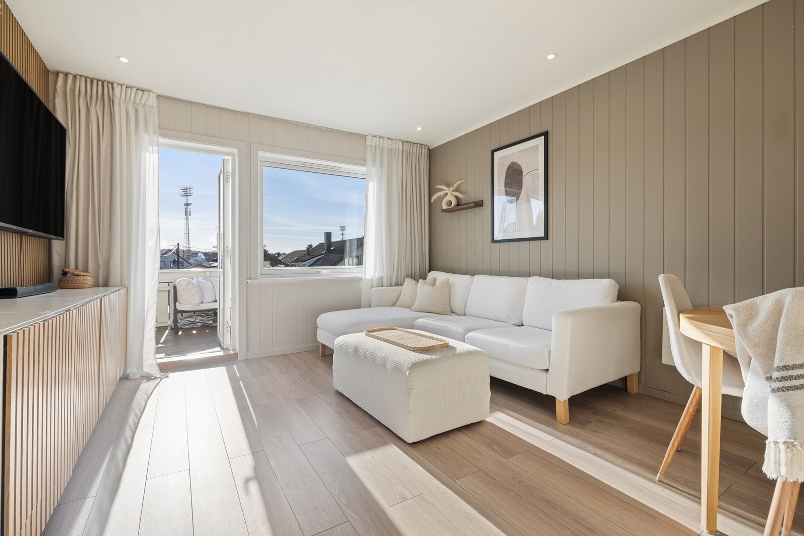Boligen fremstår med god standard, det er byttet gulv, og satt inn downlights i himling. Galleribilde