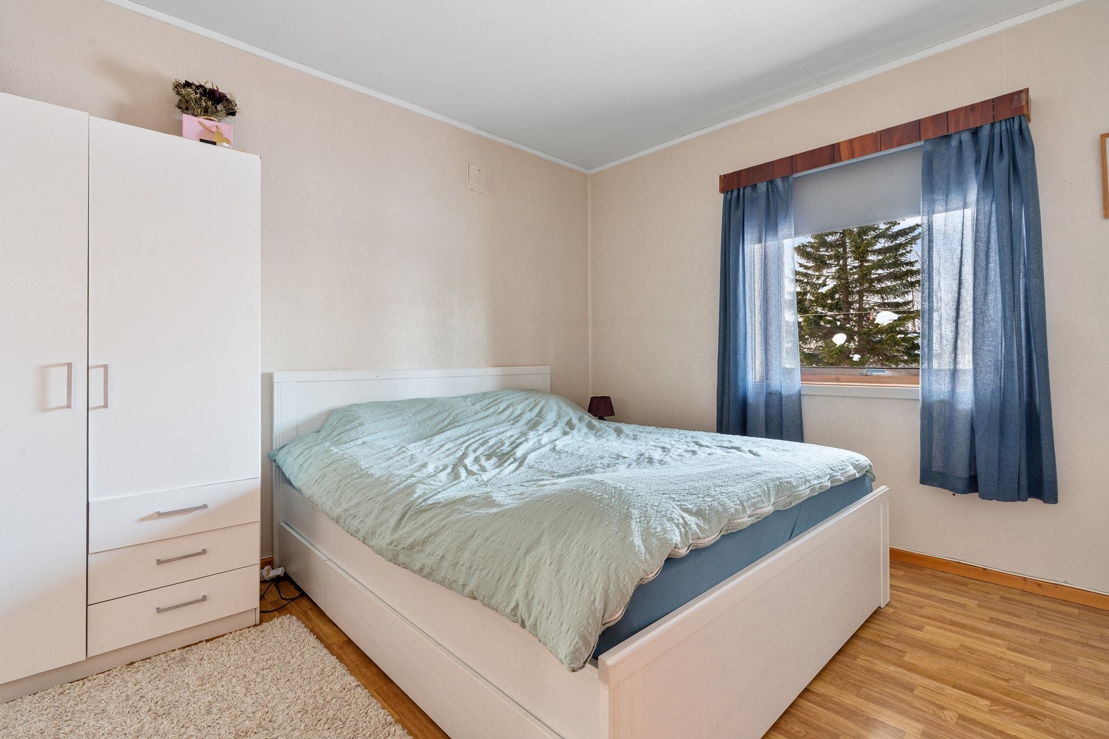 Romslig soverom med skapplass.