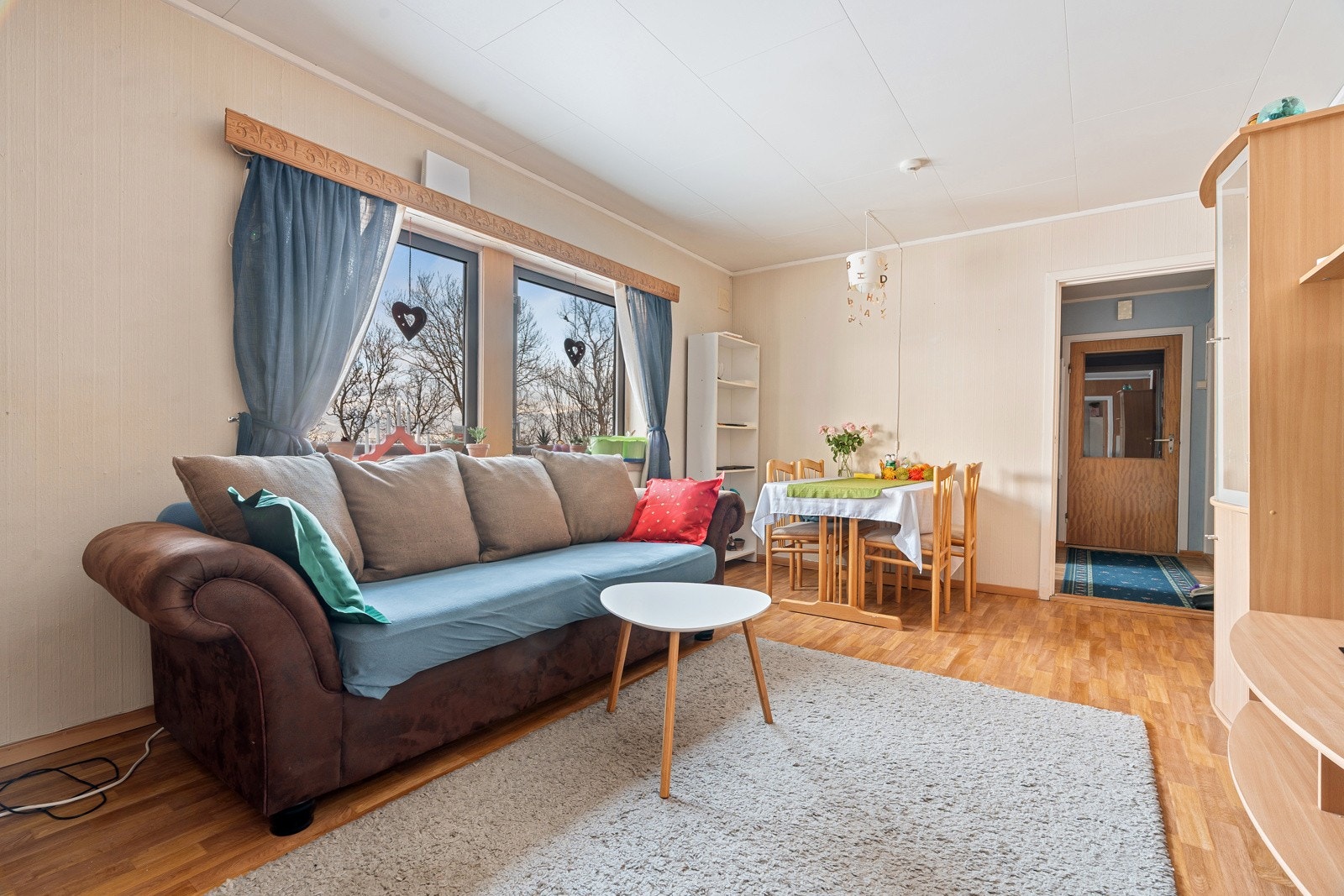 I underetasjen er det utleiedel med egen inngang som genererer gode leieinntekter.