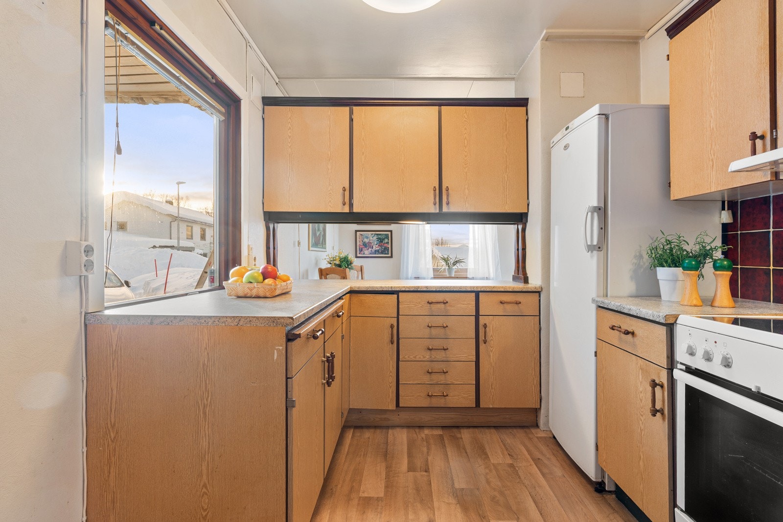 Rikelig med lysinnslipp fra to sider.