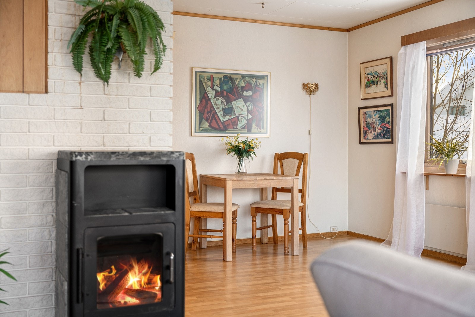 Vedfyring og spisestue.