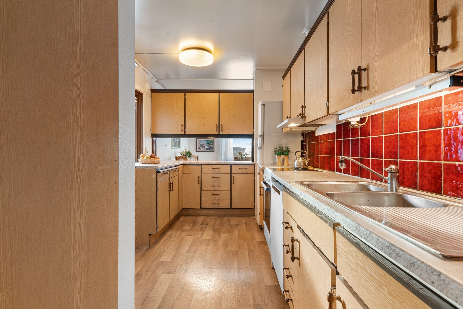 Funksjonelt og romslig kjøkken med rikelig skap- og benkeplass.