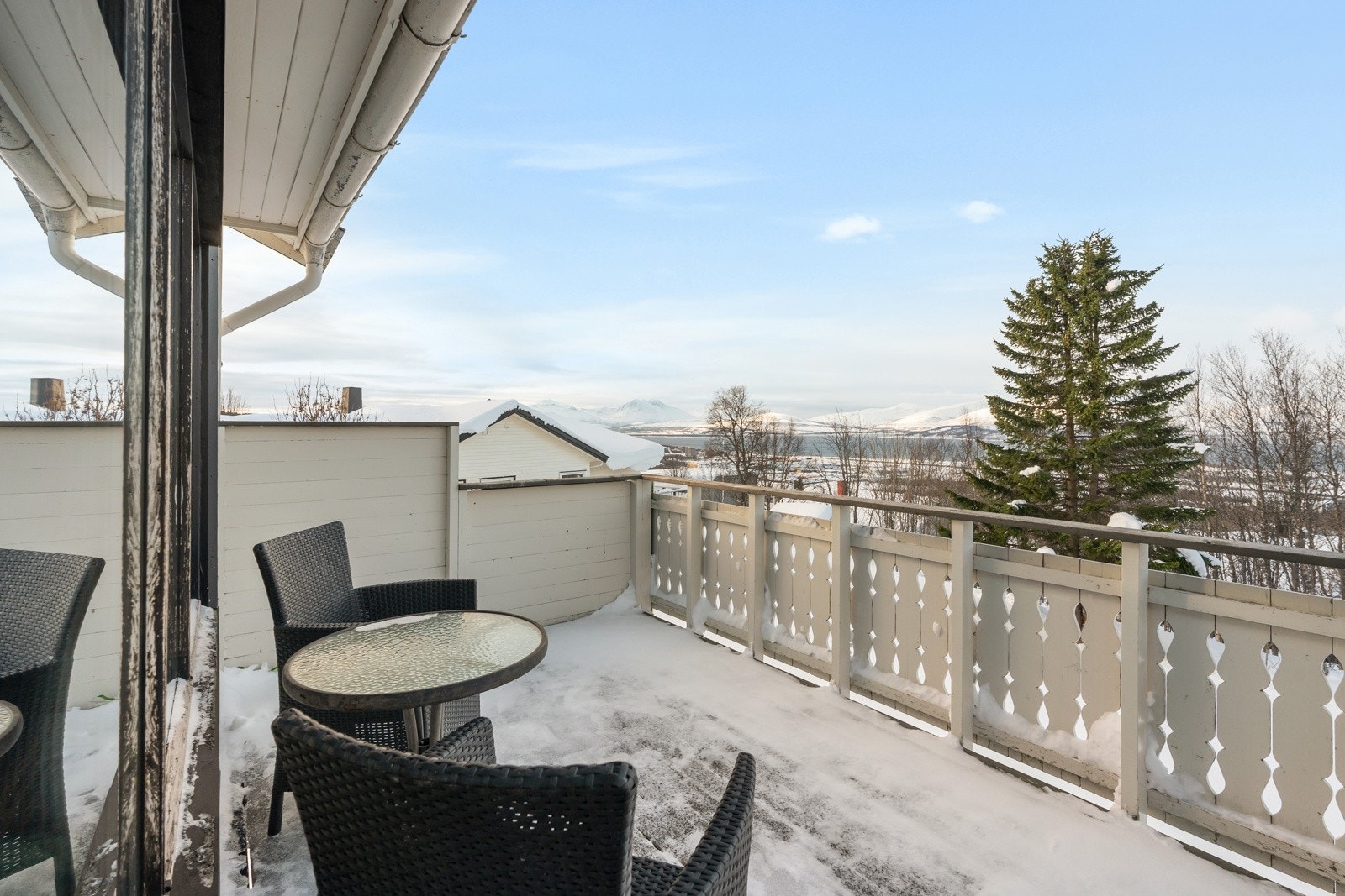 Utgang til veranda med gode solforhold og god plass til utemøbler.