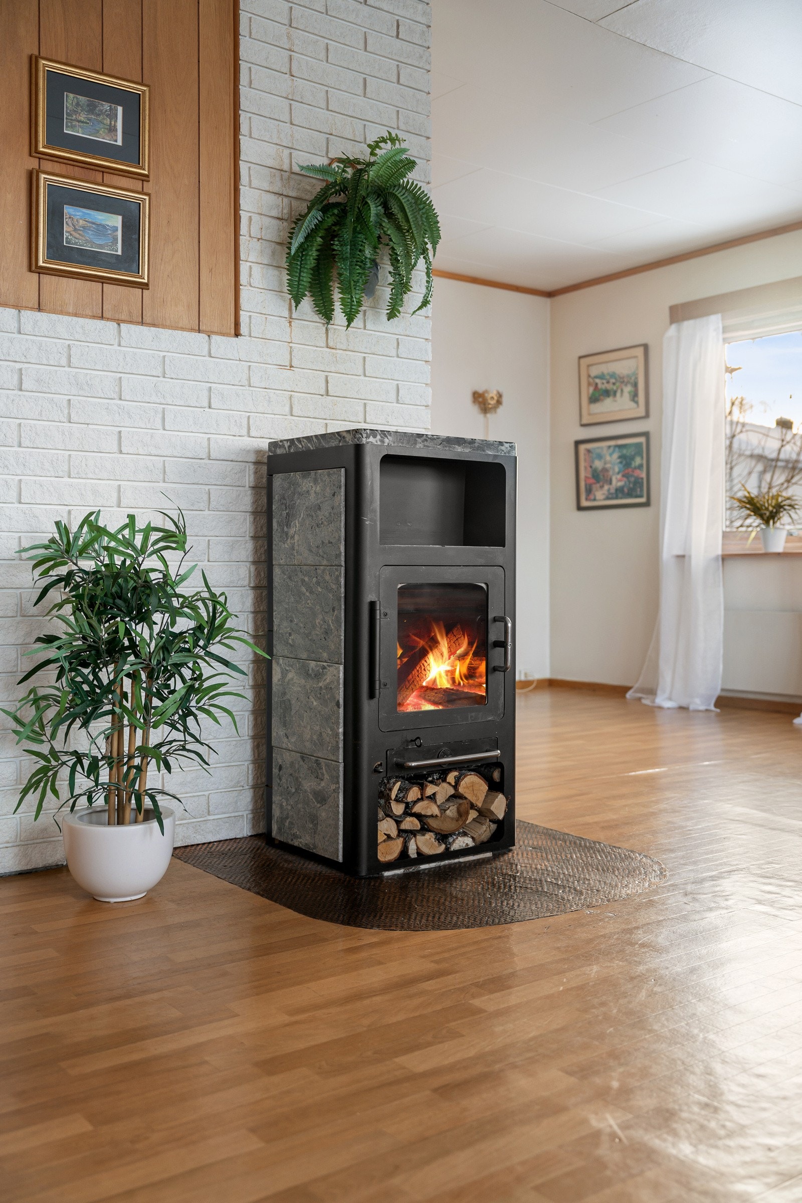 Vedfyring som gir lun varme og reduserte energikostnader.