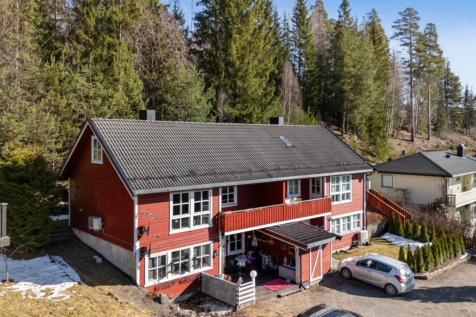 Leiligheten ligger i 2. og 3. etasje i en fin 4-mannsbolig. Gjennomlys i leiligheten og fin utsikt mot Mjøsa Galleribilde