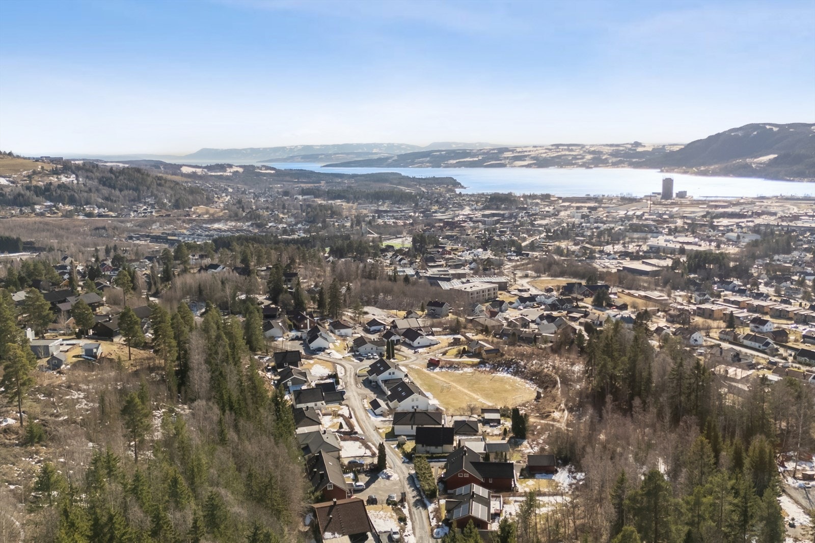Et fint område med kort kjøreavstand til Brumunddal sentrum. Turområder rett utenfor boligen Galleribilde