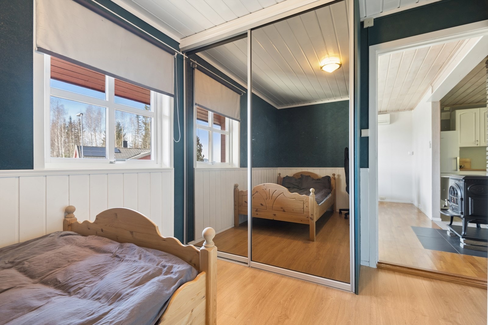 En stor skyvedørsgarderobe på soverommet Galleribilde