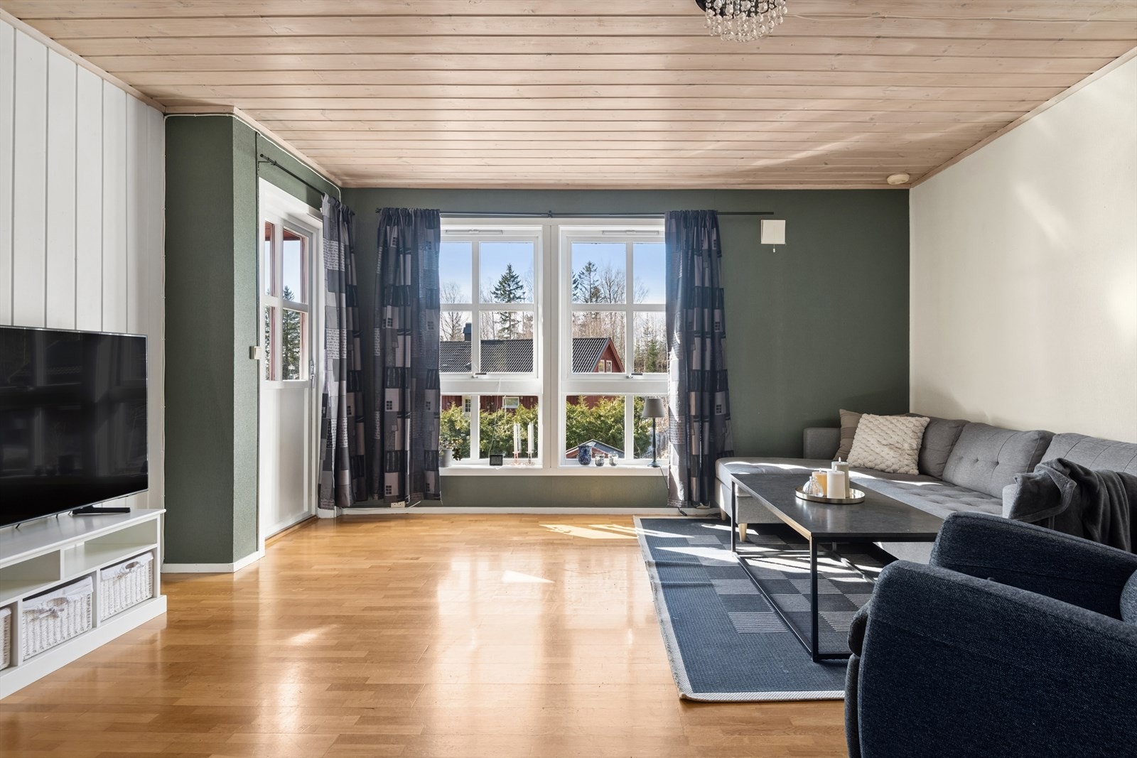 Fra stuen er det utgang til en hyggelig balkong Galleribilde