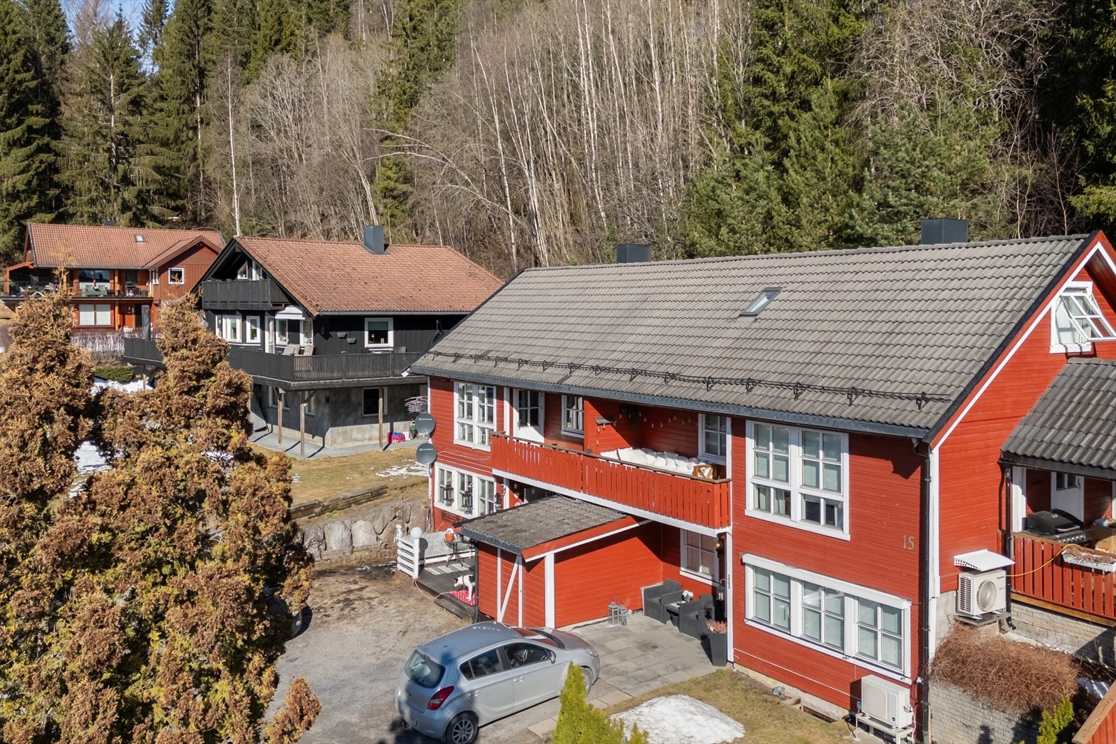 Et pent, velholdt bygg med biloppstillingsplasser utenfor Galleribilde