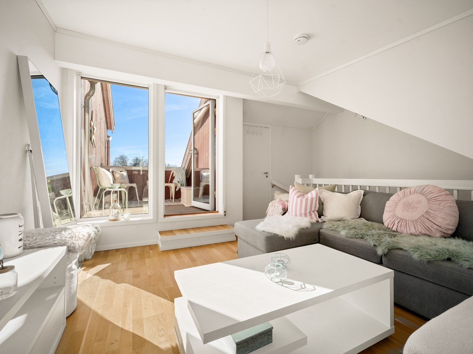 Utgang til skjermet og lun veranda fra stuen. Galleribilde