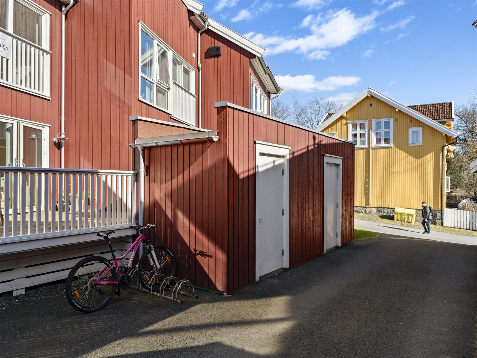 Området har et rikt tilbud av kulturarrangementer, og det er kort vei til Nesparken og Vansjø, som byr på flotte tur- og rekreasjonsmuligheter. Galleribilde
