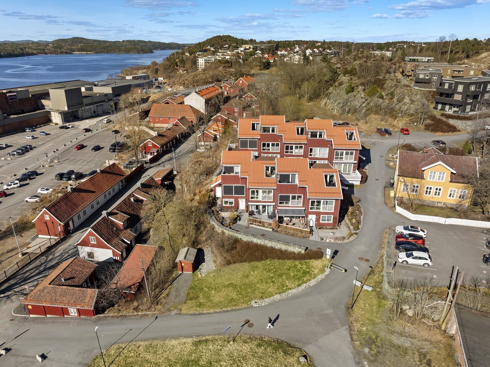 Offentlig transport er lett tilgjengelig med flere busslinjer fra Øvre Torg, som ligger få minutters gange fra eiendommen, og Moss stasjon, som ligger 15 minutters gange unna. Galleribilde