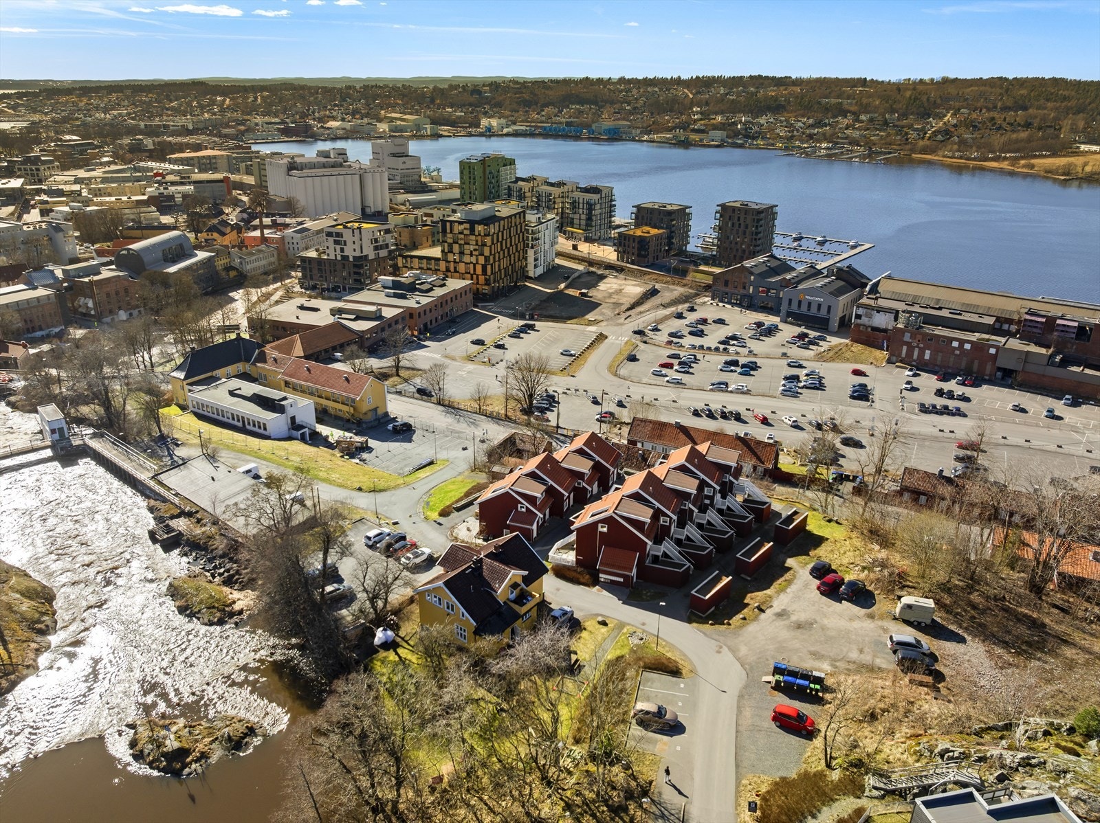 Elvebredden 77 ligger sentralt i Moss sentrum, med gangavstand til et bredt utvalg av fasiliteter. Galleribilde