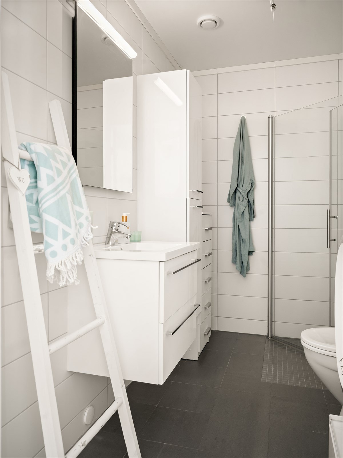 Badet er flislagt med vannbåren gulvvarme. Vegger har fliser og himlingen er malt. Galleribilde
