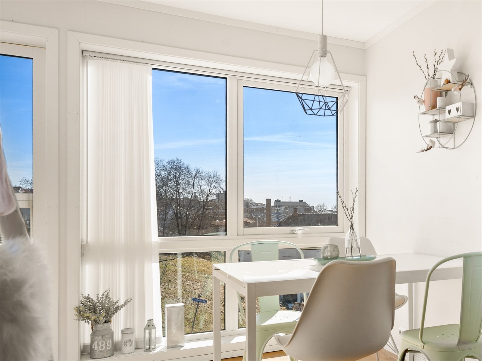 Leiligheten er på ca 58 kvm og går over to plan med sydvendt veranda. Galleribilde