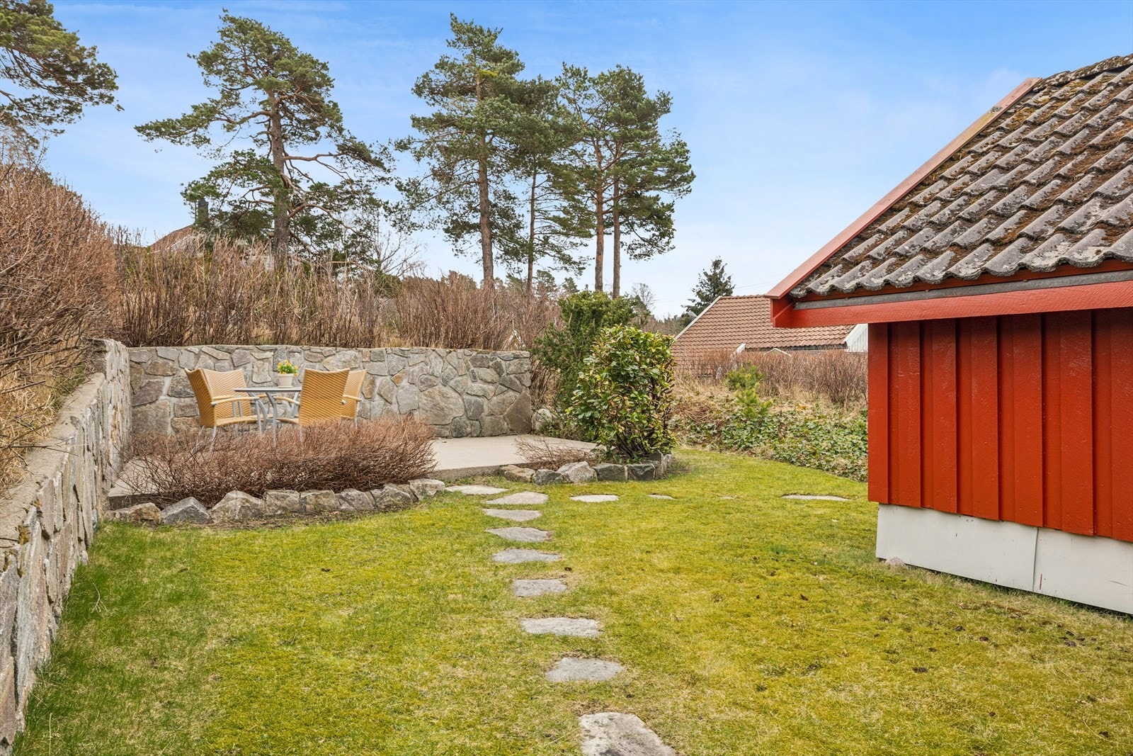 En av flere usjenerte og lune uteplasser på eiendommen. Galleribilde