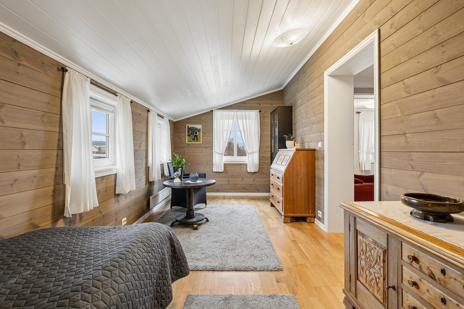 Stue 2 i 1. etasje med panelkledde vegger som gir en lun atmosfære. Galleribilde