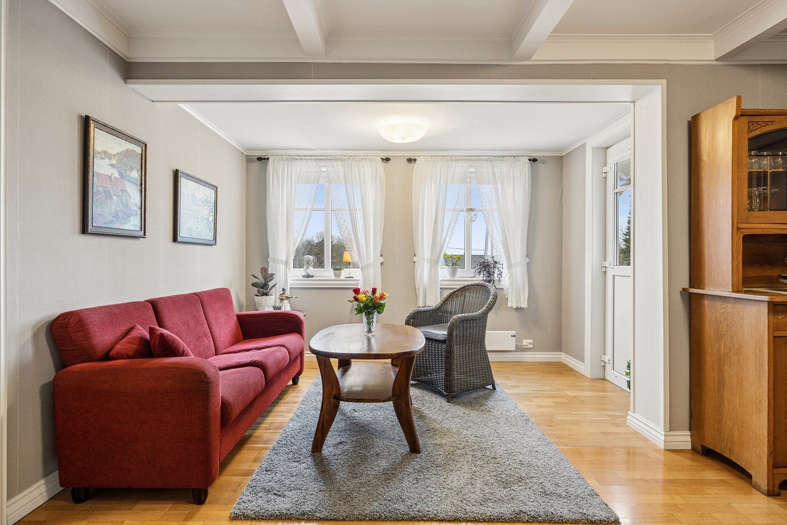 En hyggelig krok i stuen med plass til en liten sittegruppe og med utgang til terrassen. Galleribilde