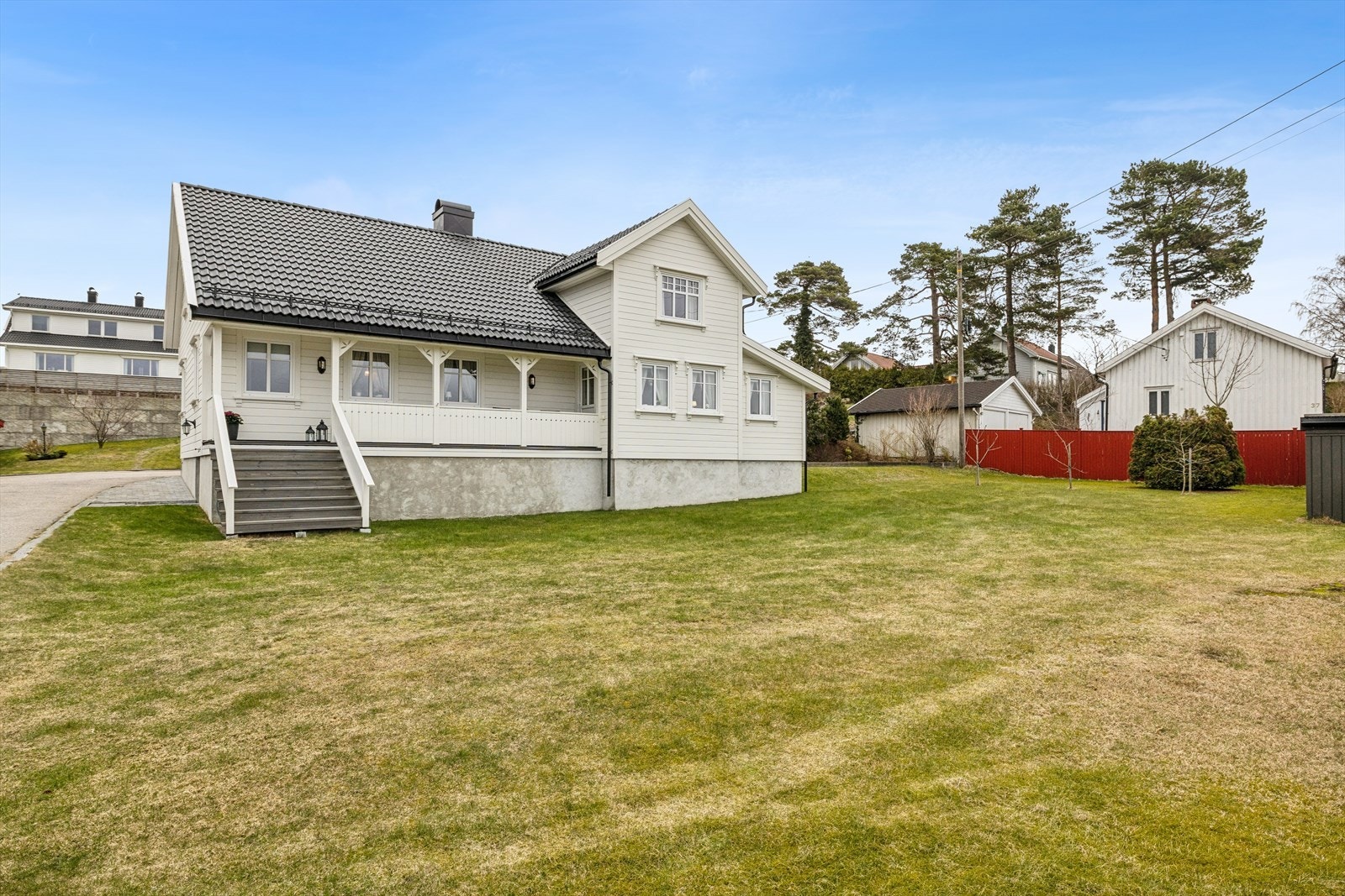 Eiendommen ligger i et etablert boligområde på Vik, med kort vei til skoler og fritidstilbud. Galleribilde