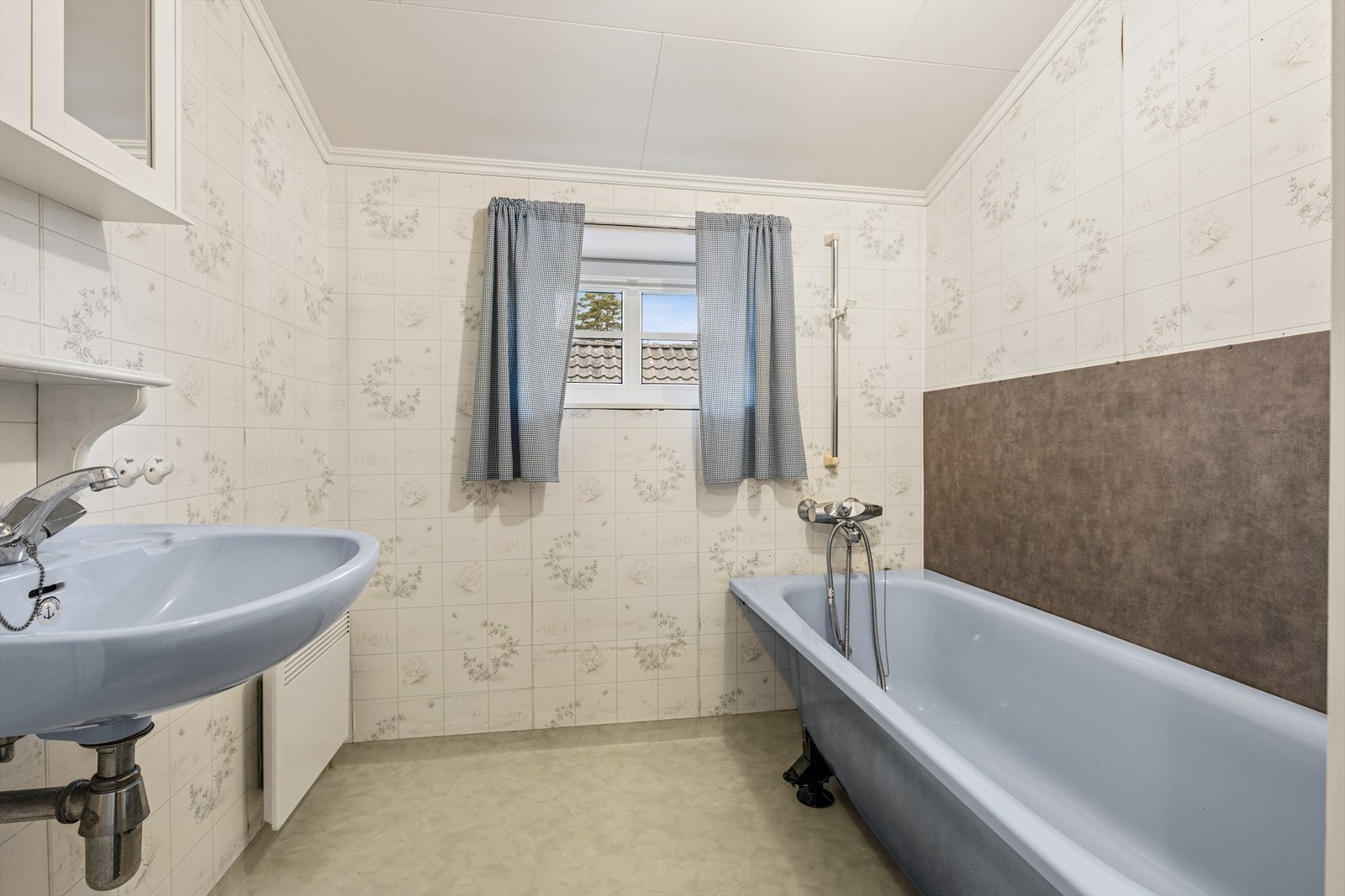 Badet i 2. etasje er av eldre årgang og utstyrt med badekar og servant på vegg. Galleribilde